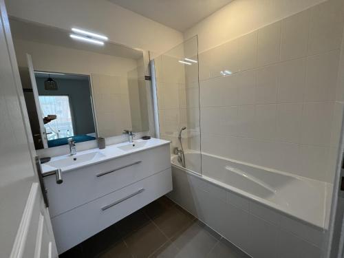 une salle de bain avec une baignoire, un lavabo et une douche dans l'établissement Superbe T3 de 66 m² centre ville Arcachon avec parking et balcon à 200m de la plage - FR-1-374-196, à Arcachon