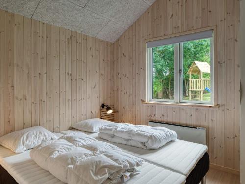 Duas camas num quarto com uma janela em Holiday home Dannemare XXXV em Dannemare