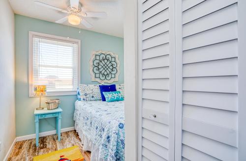 um quarto com uma cama e uma ventoinha de tecto em Bella Vista: Marshfront Condo 1 Block To The Beach. Pool & Hot Tub-1st Floor em Murrells Inlet