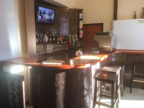 un bar con barra de madera y algunos taburetes en Zielone Wzgórze en Karpacz