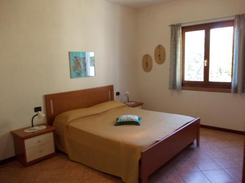 - une chambre avec un lit et une fenêtre dans l'établissement Villa Venturelli, à Tignale