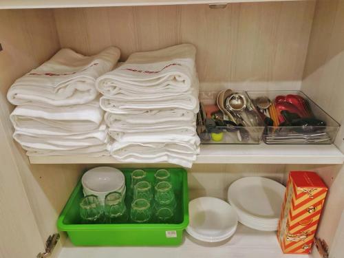 莎阿南的住宿－Setia Alam @ SCCC 3 Storey House，配有白色毛巾和其他物品的衣柜