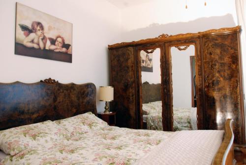 - une chambre avec un lit et deux miroirs dans l'établissement Da Rina, à Mestre