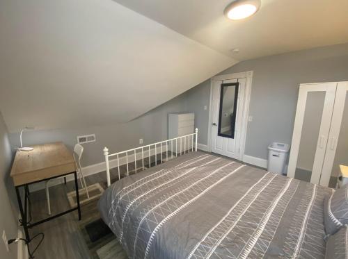 Cama o camas de una habitación en Comfortable room in 3rd floor shared apartment