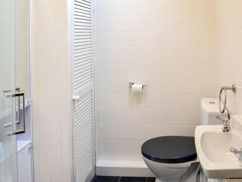 uma casa de banho branca com um WC e um lavatório em The Beehive em Miningsby