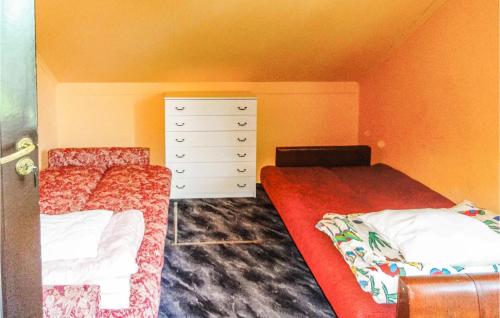 ルビャトボにあるAwesome Home In Choczewo With 4 Bedroomsのベッドルーム1室(ベッド2台、ドレッサー付)