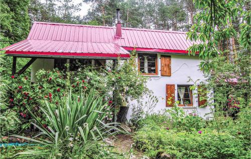 mały biały dom z czerwonym dachem w obiekcie Holiday Home Drezdenko Lubiatów Ii w mieście Lubiatów