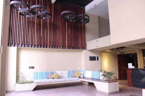 a living room with a couch and a large organ at En el Rodadero Santa Marta apto Moderno con piscina,sauna,turco,Jacuzzi in Rodadero