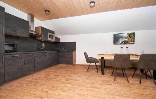 A kitchen or kitchenette at Stilvolle Ferienwohnung