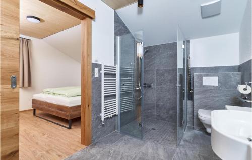 Koupelna v ubytování Cozy Apartment In Lngenfeld With Wifi