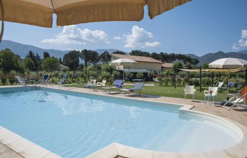 uma grande piscina com cadeiras e guarda-sóis em Country House Case Di Stratola em Montella