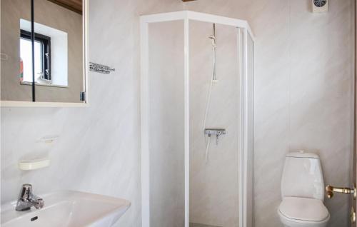 uma casa de banho com um chuveiro, um WC e um lavatório. em Beautiful Home In Tomelila With Kitchen em Tomelilla