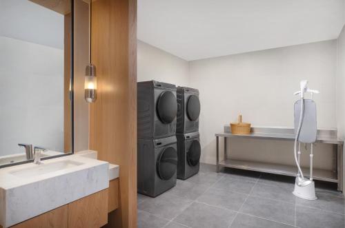 a laundry room with two washing machines and a sink at Fairfield by Marriott Liaocheng Dongchangfu in Liaocheng