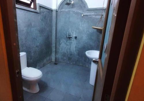 uma casa de banho com um WC e um lavatório em Sundance Surf Coconut Point em Weligama