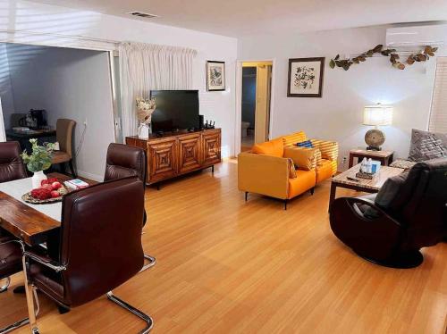 Convenient Villa 2b1b near Downtown