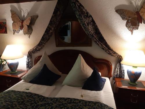 Кровать или кровати в номере Altfraenkische Weinstube
