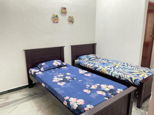 Ένα ή περισσότερα κρεβάτια σε δωμάτιο στο WHITE HOUSE - 3BHK Elite Apartment