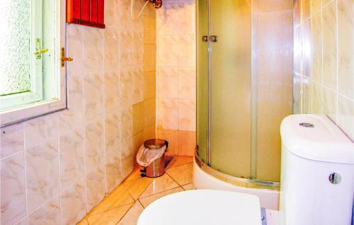 a bathroom with a toilet and a glass shower at Stunning Home In Kaminsko With 3 Bedrooms in Kamińsko