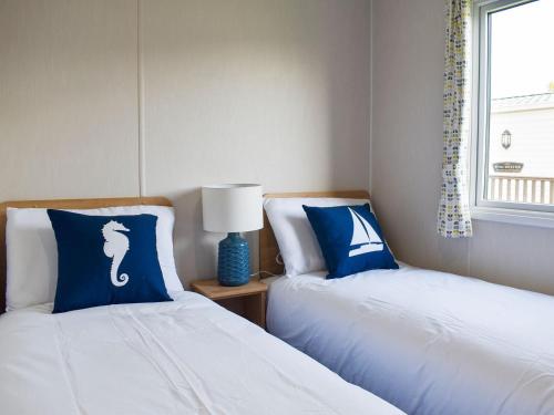 dos camas sentadas una al lado de la otra en un dormitorio en Windemere Lodge, en Morecambe