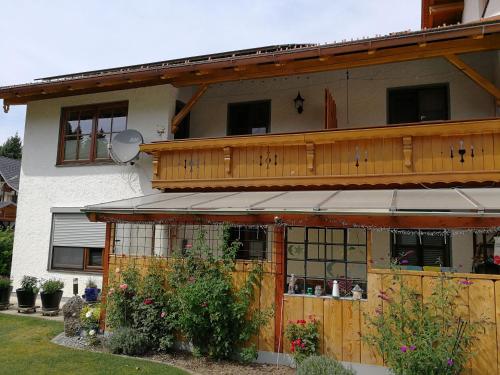 a house with a porch and a balcony at Ferienwohnung Wiadahoam in Marquartstein