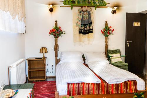 a bedroom with two beds and a table at Pensiunea Luna in Buşteni