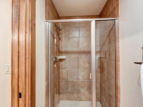 una ducha con puerta de cristal en un baño en Luxury 1 Bedroom Mountain Vacation Rental In Breckenridge With Access To A Hot Tub And Heated Garage Parking, en Breckenridge
