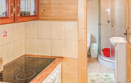 een kleine badkamer met een wastafel en een toilet bij Nice Home In Jaroslawiec With 2 Bedrooms And Wifi in Jarosławiec