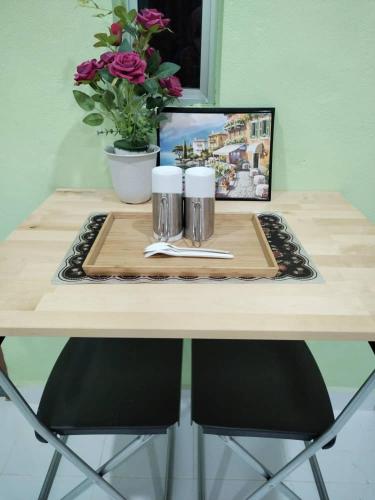 een tafel met een dienblad met een servet en twee mokken bij Inap Desa 1 
