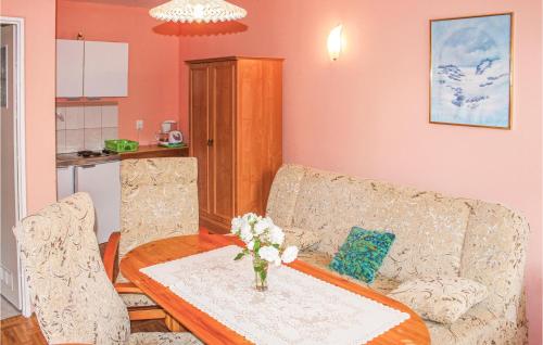 Amazing Home In Rewal With 1 Bedrooms في ريفال: غرفة معيشة مع طاولة وكرسيين