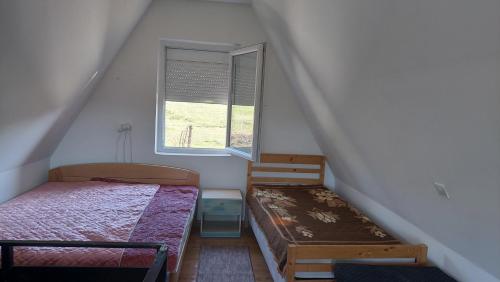 En eller flere senger på et rom på Vikendica Rudnik