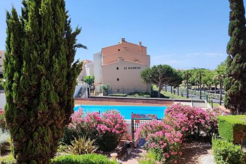 Appart avec piscine, entre plage, port et falaises