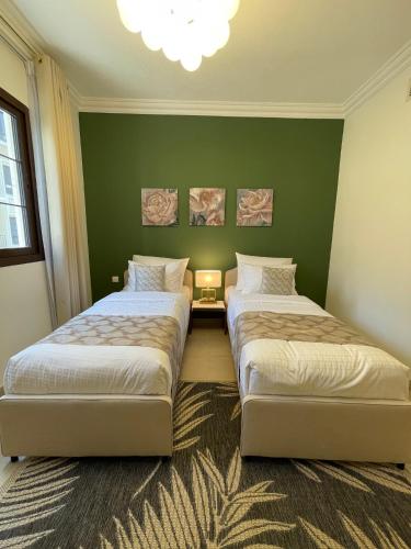 Кровать или кровати в номере GOODWOOD SUITES HOMES VACATION