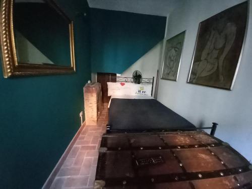 a bed in a room with a green wall at Casa Edera in Isola del Liri