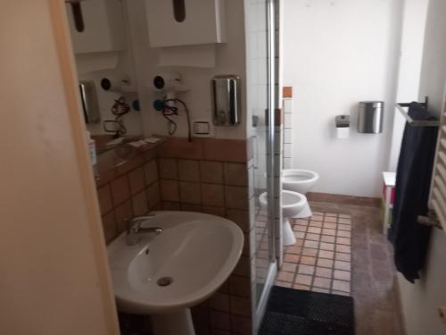 a bathroom with two sinks and two toilets at Casa Edera in Isola del Liri