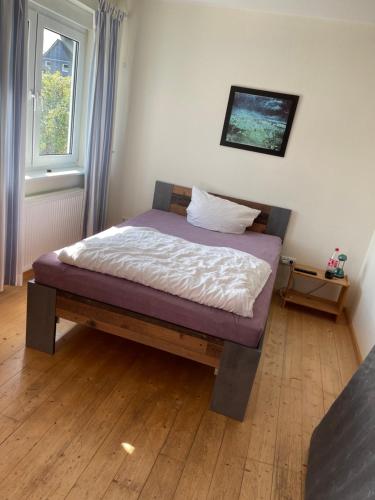 Landhotel Schnier في بريلون: سرير جالس في غرفة