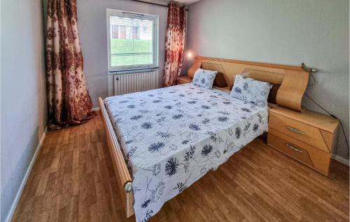 - une chambre avec un lit et une fenêtre avec des rideaux dans l'établissement 2 Bedroom Stunning Apartment In sensbruk, à Åsensbruk