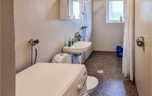 La petite salle de bains est pourvue d'un lavabo et de toilettes. dans l'établissement 2 Bedroom Stunning Apartment In sensbruk, à Åsensbruk