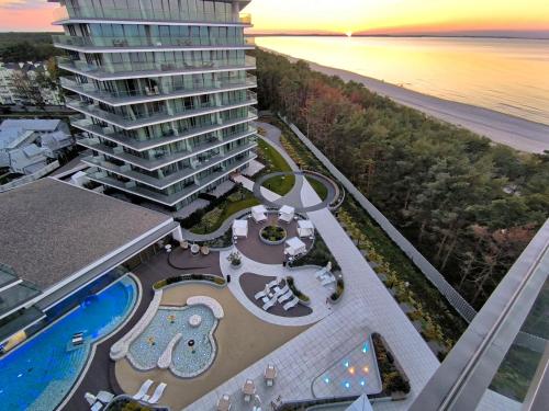 an aerial view of a resort with a pool and a building at Baltico Panorama View Deluxe Apartament in Międzyzdroje