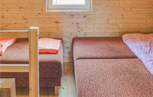 ムシチツェにあるLovely Home In Mscice With Kitchenの二段ベッド2台と窓が備わる客室です。