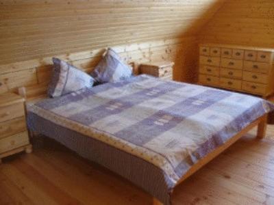 Un pat sau paturi într-o cameră la Kalnakriknas