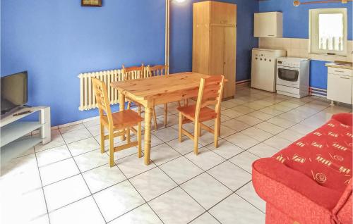 Kuchyň nebo kuchyňský kout v ubytování 2 Bedroom Pet Friendly Home In Legbad