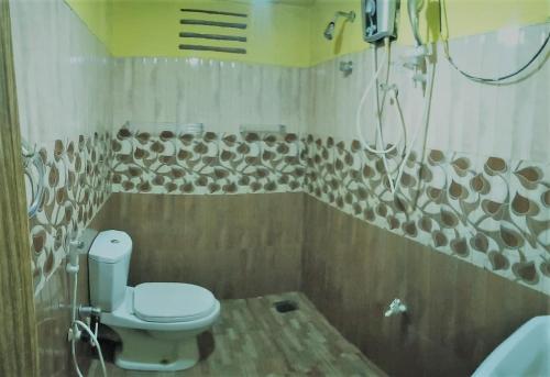 uma casa de banho com um WC e uma banheira em Ella Tunnel Corner Inn em Ella