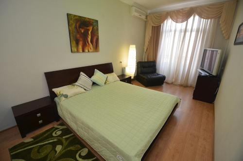 Tempat tidur dalam kamar di Apartments in the city center on Sobornaya Street