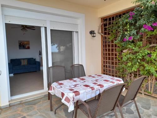 einen Tisch und Stühle auf einer Terrasse in der Unterkunft Villa Calli in Malia