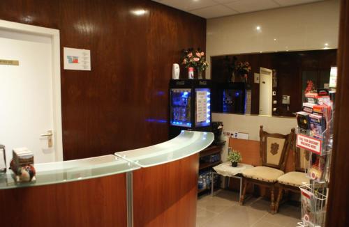 una sala de espera con un mostrador en una tienda en Hotel Sharm, en Ámsterdam