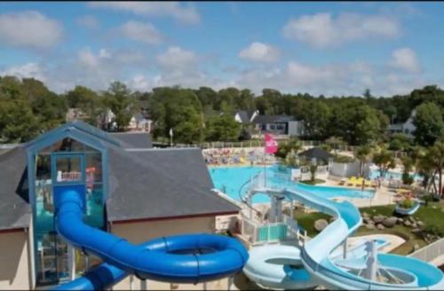 a view of a water park with a water slide at MH-6 PERS-3 CH-2 SDB-lave vaisselle-lave linge - WIFI GARANTIE - grande terrasse in Pont-Aven