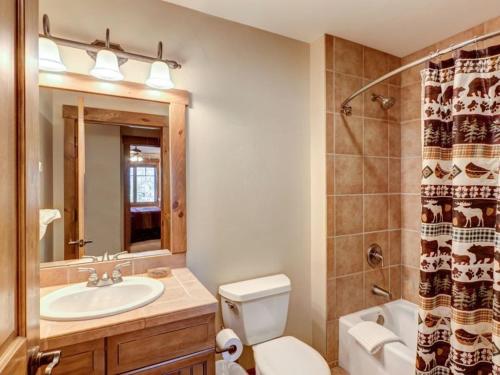 Un baño con lavabo, inodoro y ducha. en Luxury 2 Bedroom Mountain Vacation Rental In Breckenridge With Access To A Hot Tub And Heated Garage Parking, en Breckenridge