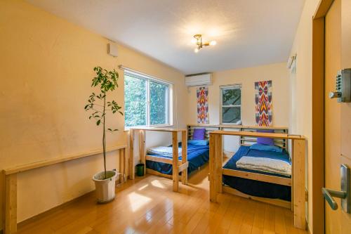 Una cama o camas en una habitación de jiro de kamakura