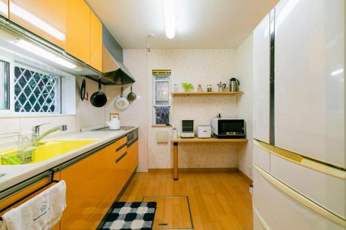 Una cocina o cocineta en jiro de kamakura