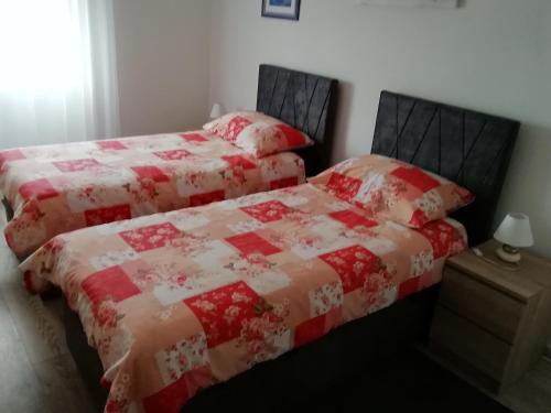 two beds sitting next to each other in a bedroom at Mimi in Šibenik